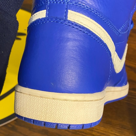 Nike Air Jordan 1 High OG Retro in Royal - Picture 3 of 8